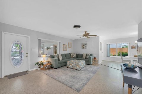 House in Treasure Island, Florida 2 bedrooms, 108.42 sq.m. № 2226398 - photo 8