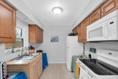 House in Treasure Island, Florida 2 bedrooms, 108.42 sq.m. № 2226398 - photo 15