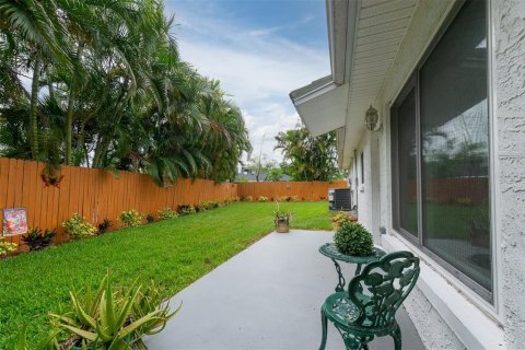 House in Treasure Island, Florida 2 bedrooms, 108.42 sq.m. № 2226398 - photo 27
