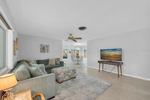 House in Treasure Island, Florida 2 bedrooms, 108.42 sq.m. № 2226398 - photo 11