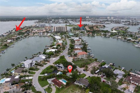 House in Treasure Island, Florida 2 bedrooms, 108.42 sq.m. № 2226398 - photo 3