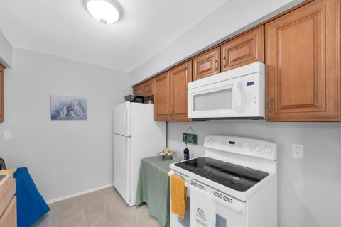 House in Treasure Island, Florida 2 bedrooms, 108.42 sq.m. № 2226398 - photo 16