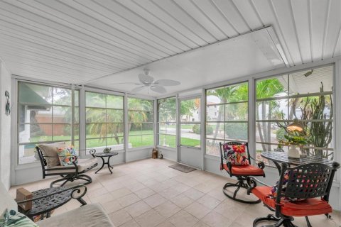 House in Treasure Island, Florida 2 bedrooms, 108.42 sq.m. № 2226398 - photo 7