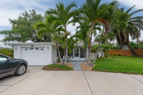House in Treasure Island, Florida 2 bedrooms, 108.42 sq.m. № 2226398 - photo 2
