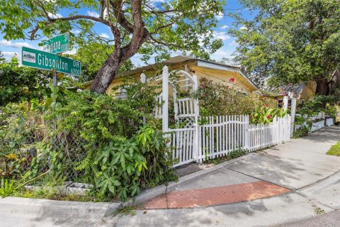 Commercial property in Gibsonton, Florida 14 bedrooms, 225.66 sq.m. № 1879737 - photo 1