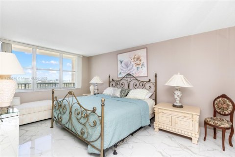 Condo in Hollywood, Florida, 2 bedrooms  № 1788937 - photo 19
