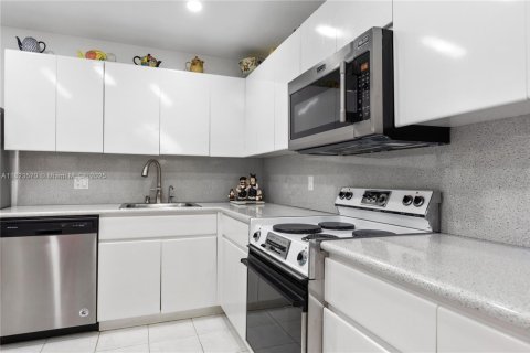 Condo in Hollywood, Florida, 2 bedrooms  № 1788937 - photo 16