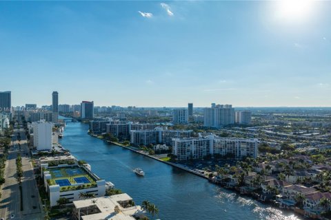 Condo in Hollywood, Florida, 2 bedrooms  № 1788937 - photo 1