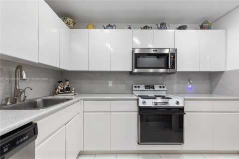 Condo in Hollywood, Florida, 2 bedrooms  № 1788937 - photo 15