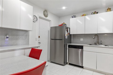 Condo in Hollywood, Florida, 2 bedrooms  № 1788937 - photo 17