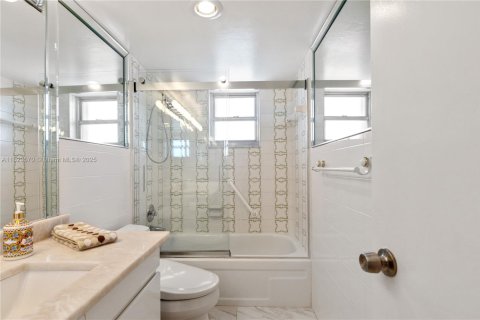 Condo in Hollywood, Florida, 2 bedrooms  № 1788937 - photo 22