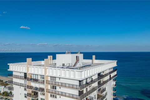 Condo in Hollywood, Florida, 2 bedrooms  № 1788937 - photo 8