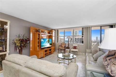 Condo in Hollywood, Florida, 2 bedrooms  № 1788937 - photo 27