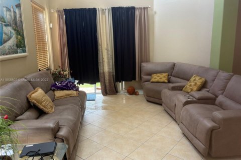 House in Port St. Lucie, Florida 3 bedrooms, 255.76 sq.m. № 1887366 - photo 5