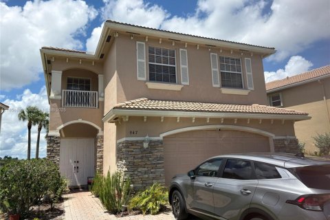 House in Port St. Lucie, Florida 3 bedrooms, 255.76 sq.m. № 1887366 - photo 1