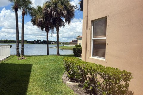 House in Port St. Lucie, Florida 3 bedrooms, 255.76 sq.m. № 1887366 - photo 6