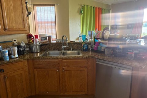 House in Port St. Lucie, Florida 3 bedrooms, 255.76 sq.m. № 1887366 - photo 2