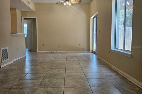Townhouse in Winter Garden, Florida 3 bedrooms, 91.42 sq.m. № 2093955 - photo 12