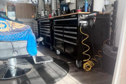 Commercial property in Sweetwater, Florida № 2065710