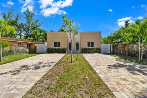Condo in Miami, Florida, 3 bedrooms  № 1969677 - photo 1
