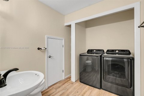 Casa en alquiler en Kissimmee, Florida, 3 dormitorios, 257.34 m2 № 1922268 - foto 12
