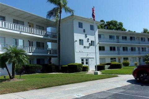 Condo in Seminole, Florida, 1 bedroom  № 1723034 - photo 1