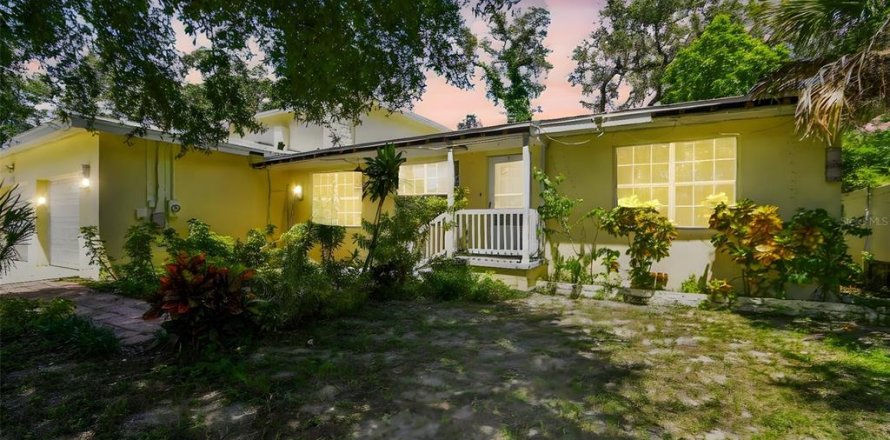House in Clearwater, Florida 5 bedrooms, 240.06 sq.m. № 2354570