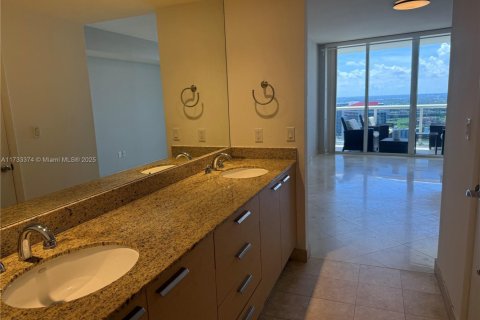 Condo in Hallandale Beach, Florida, 2 bedrooms  № 1482413 - photo 11