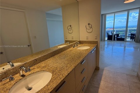Condo in Hallandale Beach, Florida, 2 bedrooms  № 1482413 - photo 12