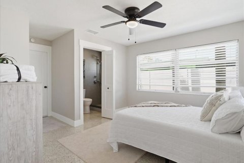 House in Gulfport, Florida 3 bedrooms, 111.85 sq.m. № 2150221 - photo 17