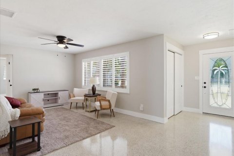 House in Gulfport, Florida 3 bedrooms, 111.85 sq.m. № 2150221 - photo 4