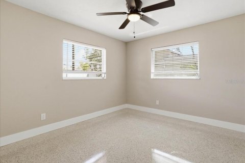 House in Gulfport, Florida 3 bedrooms, 111.85 sq.m. № 2150221 - photo 10