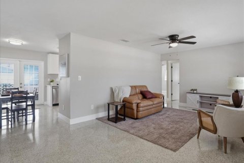 House in Gulfport, Florida 3 bedrooms, 111.85 sq.m. № 2150221 - photo 5