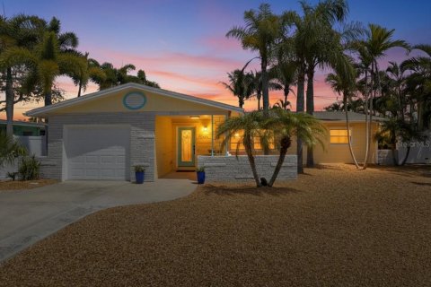 House in Gulfport, Florida 3 bedrooms, 111.85 sq.m. № 2150221 - photo 2