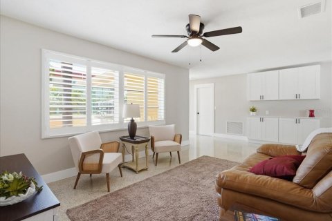 House in Gulfport, Florida 3 bedrooms, 111.85 sq.m. № 2150221 - photo 3