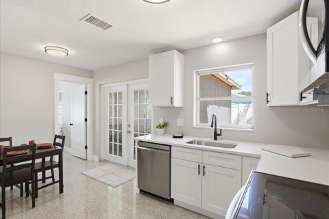 House in Gulfport, Florida 3 bedrooms, 111.85 sq.m. № 2150221 - photo 14