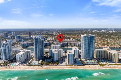 Condominio en venta en Hallandale Beach, Florida, 2 dormitorios, 104.98 m2 № 2024624 - foto 2