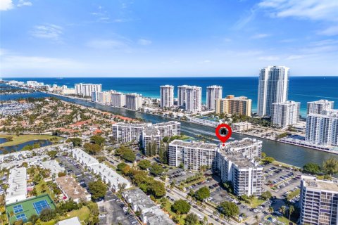 Condominio en venta en Hallandale Beach, Florida, 2 dormitorios, 104.98 m2 № 2024624 - foto 6