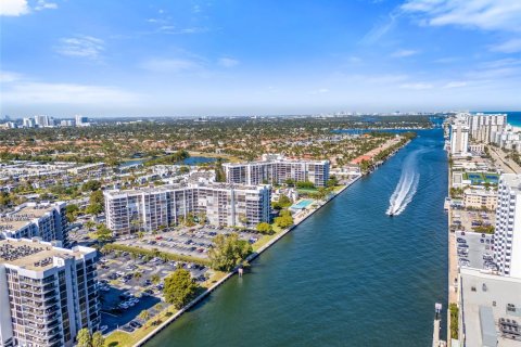 Condominio en venta en Hallandale Beach, Florida, 2 dormitorios, 104.98 m2 № 2024624 - foto 9