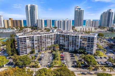Condominio en venta en Hallandale Beach, Florida, 2 dormitorios, 104.98 m2 № 2024624 - foto 5