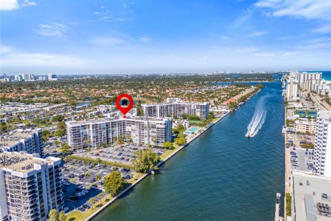Condominio en venta en Hallandale Beach, Florida, 2 dormitorios, 104.98 m2 № 2024624 - foto 8