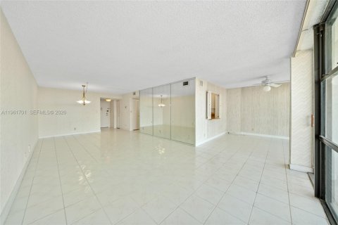 Condominio en venta en Hallandale Beach, Florida, 2 dormitorios, 104.98 m2 № 2024624 - foto 15