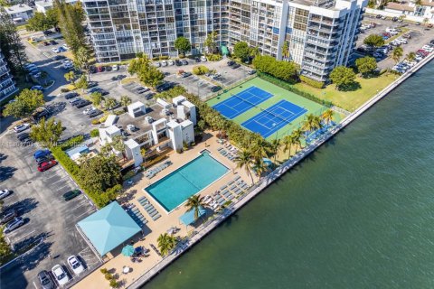 Condominio en Hallandale Beach, Florida, 2 dormitorios  № 2024624