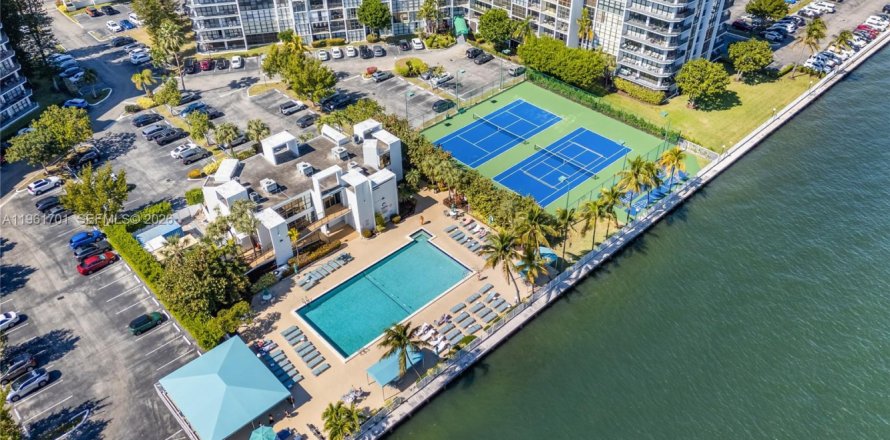 Condominio en Hallandale Beach, Florida, 2 dormitorios  № 2024624