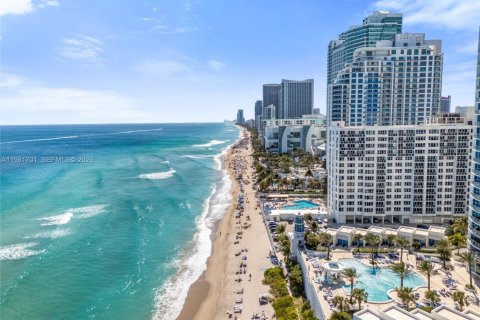 Condominio en venta en Hallandale Beach, Florida, 2 dormitorios, 104.98 m2 № 2024624 - foto 11
