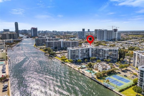 Condominio en venta en Hallandale Beach, Florida, 2 dormitorios, 104.98 m2 № 2024624 - foto 4