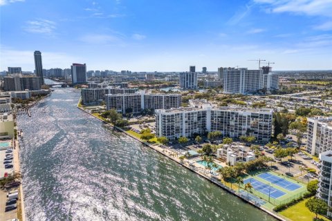 Condominio en venta en Hallandale Beach, Florida, 2 dormitorios, 104.98 m2 № 2024624 - foto 3