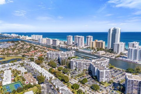 Condominio en venta en Hallandale Beach, Florida, 2 dormitorios, 104.98 m2 № 2024624 - foto 7