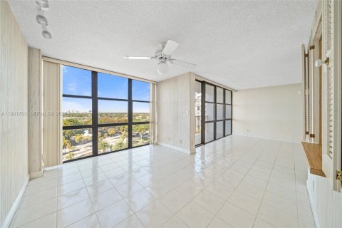 Condominio en venta en Hallandale Beach, Florida, 2 dormitorios, 104.98 m2 № 2024624 - foto 17
