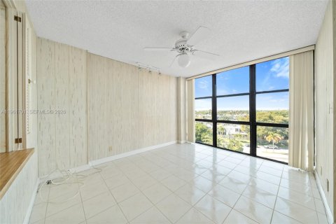 Condominio en venta en Hallandale Beach, Florida, 2 dormitorios, 104.98 m2 № 2024624 - foto 16
